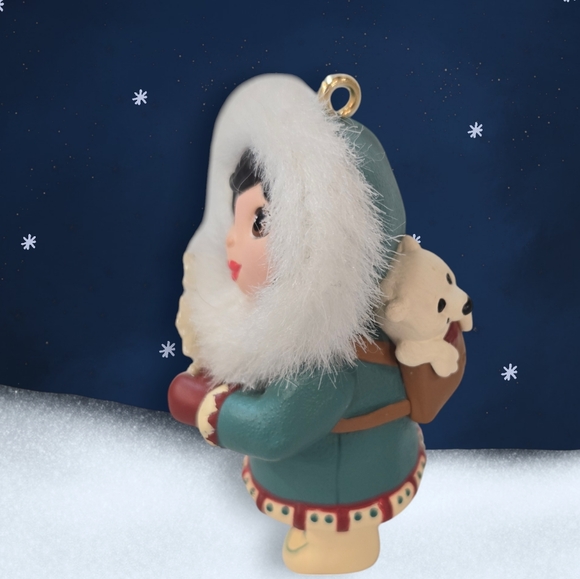 NWOT Vintage 2000 Hallmark Keepsake Christmas Ornament Bringing Her Gift Eskimo - Picture 4 of 8